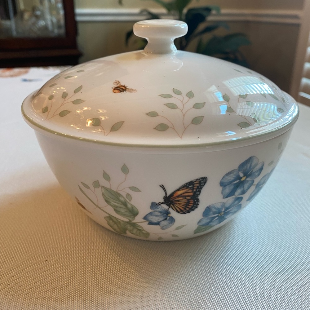 Beautiful LENOX Floral Porcelain Serving Bowl with Lid. One quart capacity